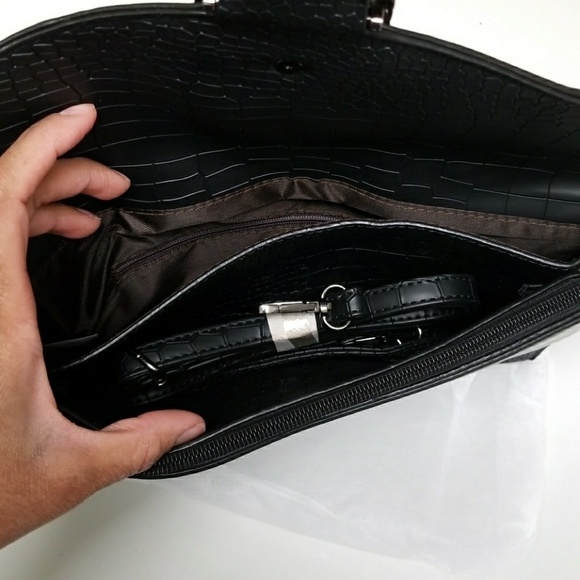 RESTOCKING SOON! 🆕️JUST IN! NEW CLUTCH/CROSSBODY! - Picture 5 of 5